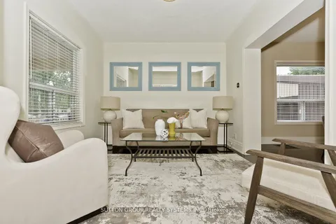 34 Fairfield Ave, Toronto, ON M8W 1R7