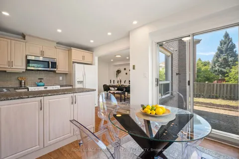 271 Lech Walesa Dr, Mississauga, ON L5B 3H3