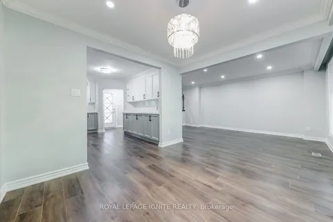 43 Faulkner Cres, Toronto, ON M9M 2B9