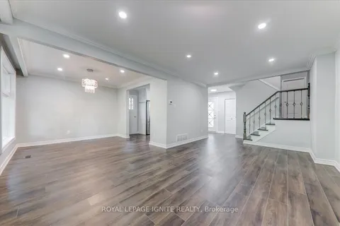 43 Faulkner Cres, Toronto, ON M9M 2B9