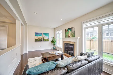 211 Sixteen Mile Dr, Oakville, ON L6M 0T8