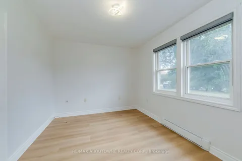 2055 Leighland Rd, Burlington, ON L7R 3S9