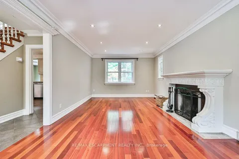 29 Wesley Ave, Mississauga, ON L5H 2M6