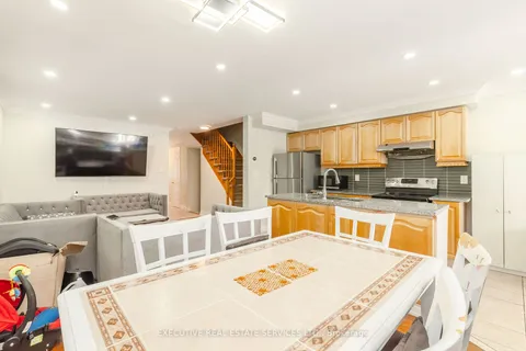 7516 Magistrate Terr, Mississauga, ON L5W 1L3