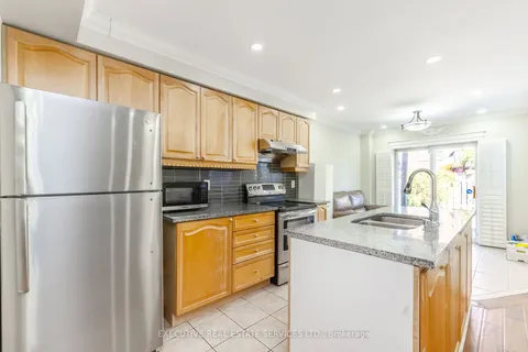 7516 Magistrate Terr, Mississauga, ON L5W 1L3