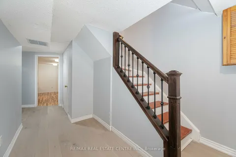 5 Wray Crt, Toronto, ON M9V 4K4