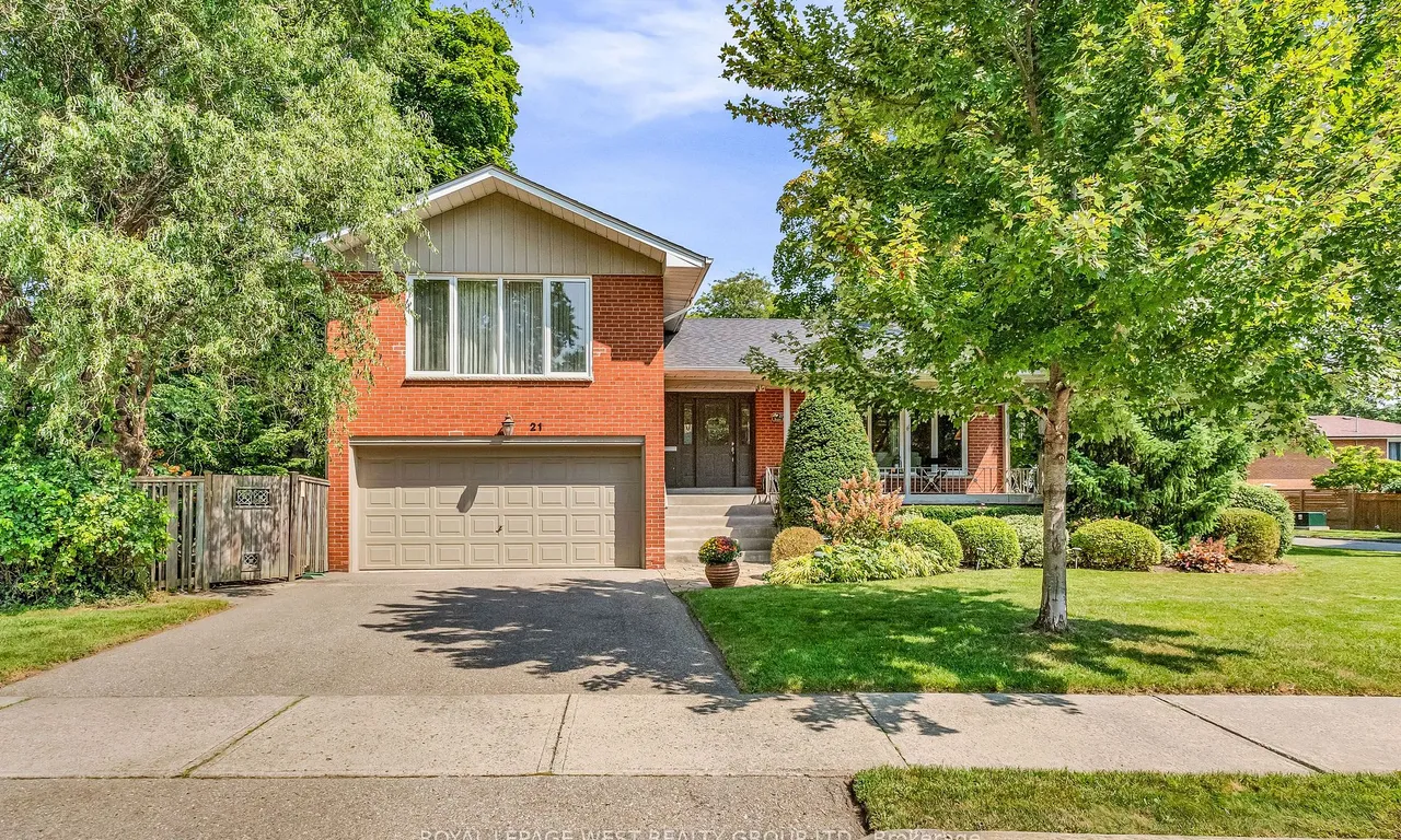 21 Boxbury Rd, Toronto, ON M9C 2W3