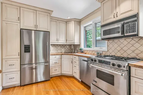 21 Boxbury Rd, Toronto, ON M9C 2W3