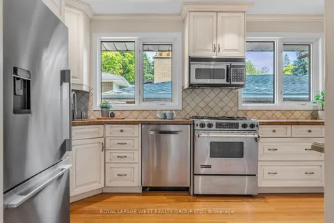 21 Boxbury Rd, Toronto, ON M9C 2W3