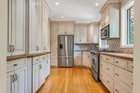 21 Boxbury Rd, Toronto, ON M9C 2W3