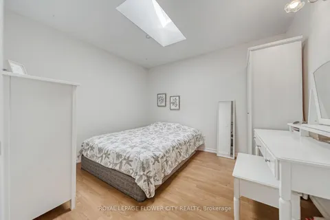 155 Angelene St, Mississauga, ON L5G 1X1