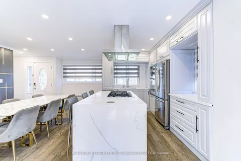 384 Lolita Gdns, Mississauga, ON L5A 2A9