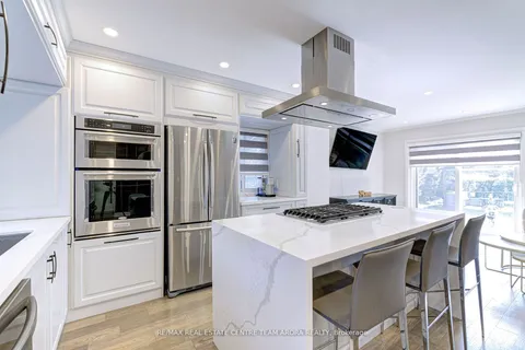 384 Lolita Gdns, Mississauga, ON L5A 2A9