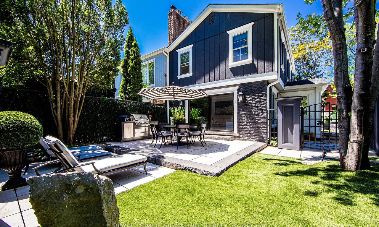 294 Robinson St, Oakville, ON L6J 1G8