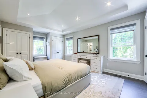 294 Robinson St, Oakville, ON L6J 1G8