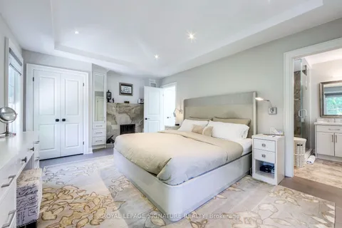 294 Robinson St, Oakville, ON L6J 1G8