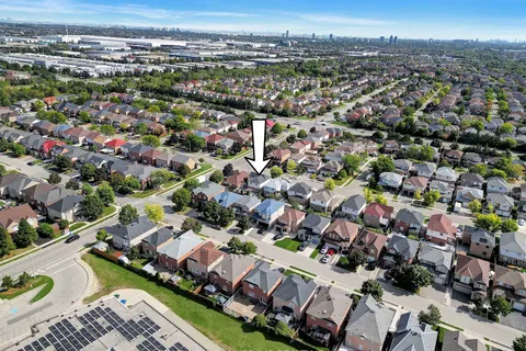 4 Deforest Dr, Brampton, ON L7A 2Y3