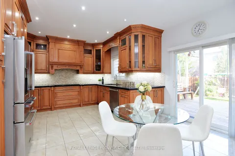 11 Lyndbrook Cres, Brampton, ON L6P 2P1