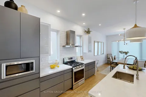 1037 Edgeleigh Ave, Mississauga, ON L5E 2E9