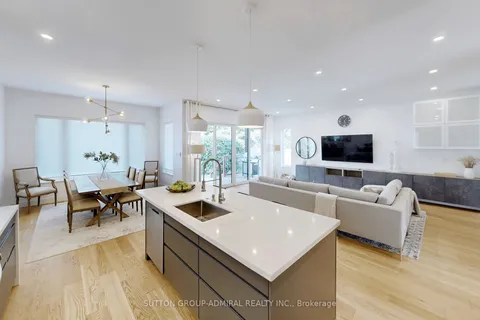 1037 Edgeleigh Ave, Mississauga, ON L5E 2E9