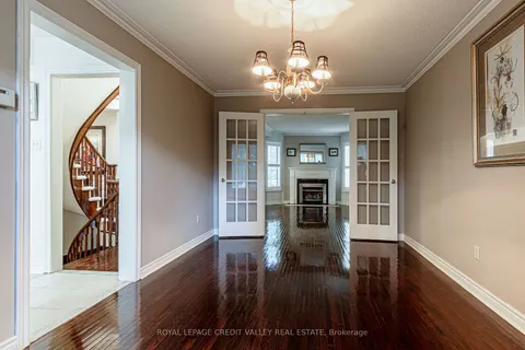 1460 Bancroft Dr, Mississauga, ON L5V 1L6