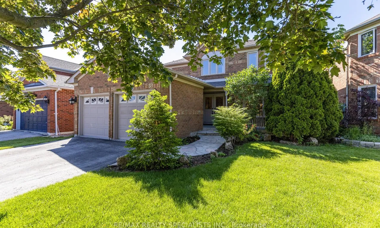 3251 Bloomfield Dr, Mississauga, ON L5N 6X8
