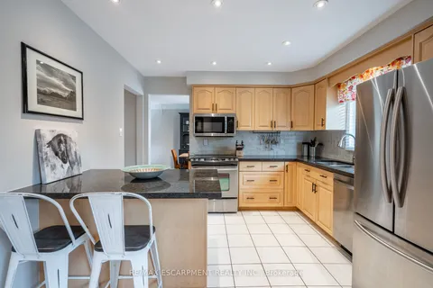 2083 Edgebank Crt, Burlington, ON L7M 2S8