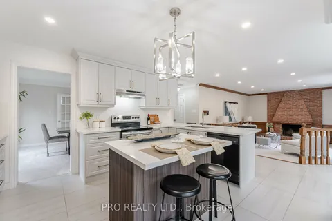 1905 Folkway Dr, Mississauga, ON L5L 3T7