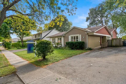 3254 Candela Dr, Mississauga, ON L5A 2T8