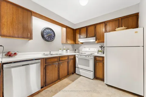 3254 Candela Dr, Mississauga, ON L5A 2T8