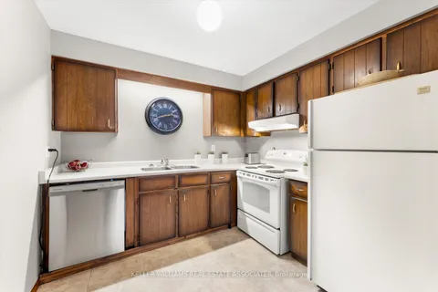 3254 Candela Dr, Mississauga, ON L5A 2T8