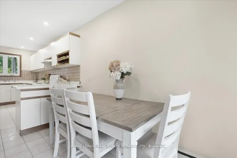 276 Lake Promenade, Toronto, ON M8W 1B3