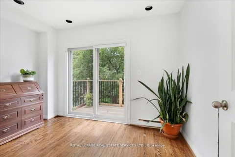 276 Lake Promenade, Toronto, ON M8W 1B3