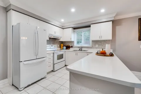 5100 Sunray Dr, Mississauga, ON L5R 2V2