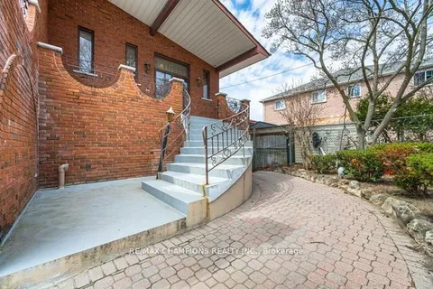 10 Larchmere Ave, Toronto, ON M9L 2N1