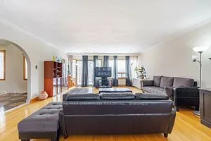 10 Larchmere Ave, Toronto, ON M9L 2N1