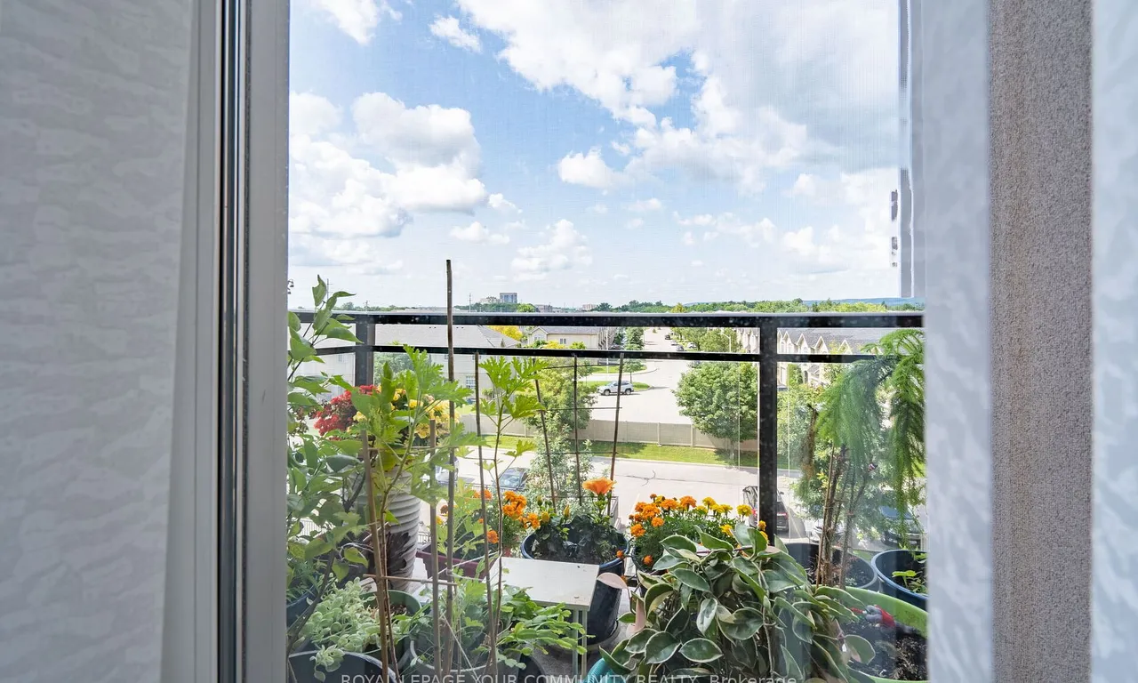 Condo Apt kitchen at 5317 Upper Middle Rd Burlington