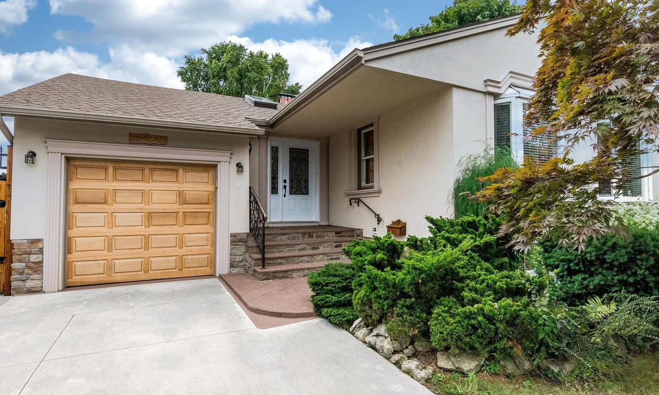 1842 Christopher Rd, Mississauga, ON L5J 2K8