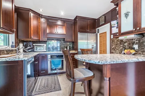 1842 Christopher Rd, Mississauga, ON L5J 2K8