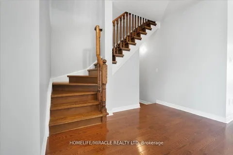 455 Comiskey Cres, Mississauga, ON L5W 0C7