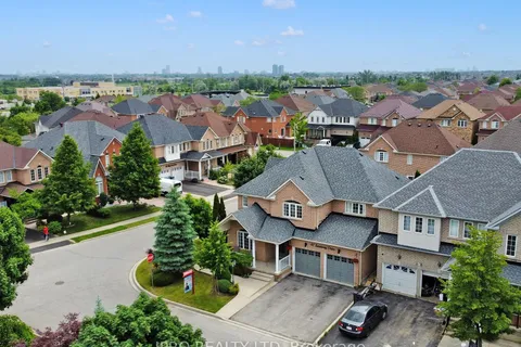 47 Sandway Dr, Brampton, ON L7A 2T8