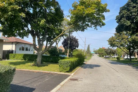 60 Samba Dr, Toronto, ON M9M 2N1