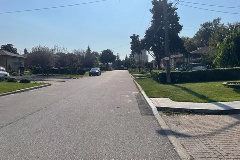 60 Samba Dr, Toronto, ON M9M 2N1