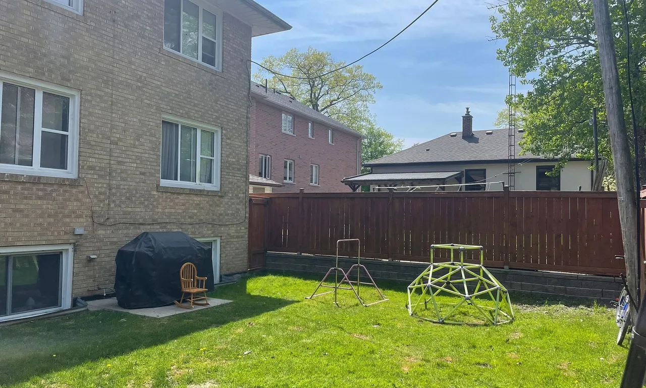 18 Muskoka Ave, Toronto, ON M8W 1H3