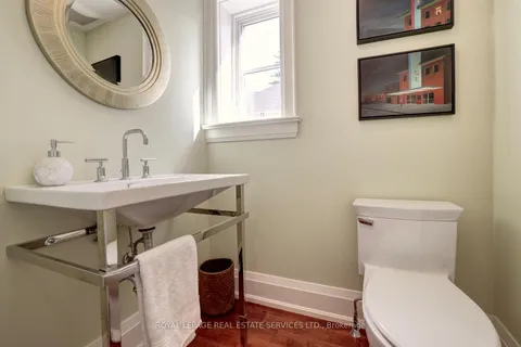 17 Cumberland Dr, Mississauga, ON L5G 3M7