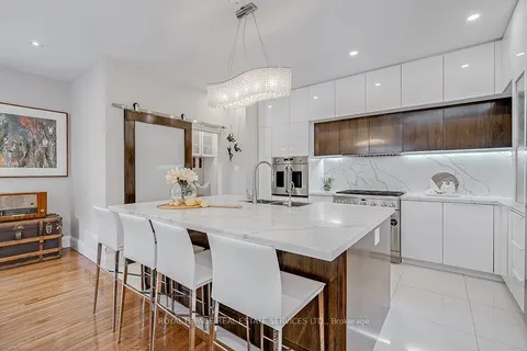 128 Morden Rd, Oakville, ON L6K 2R9