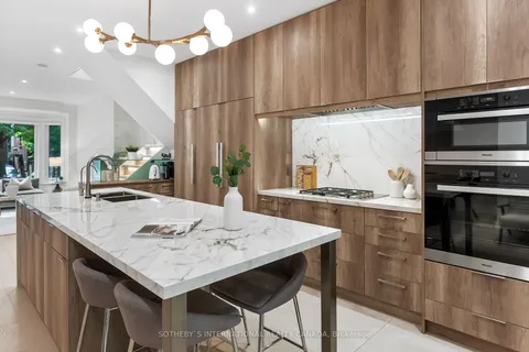 46 Hewitt Ave, Toronto, ON M6R 1Y3