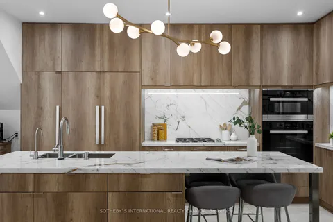 46 Hewitt Ave, Toronto, ON M6R 1Y3