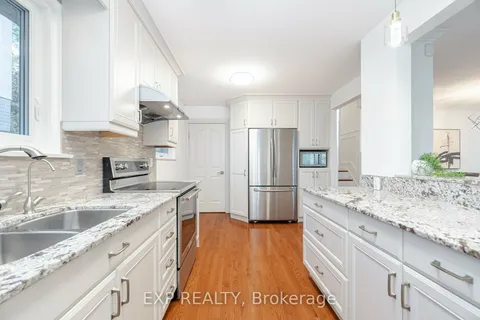 411 Sunset Dr, Oakville, ON L6L 3N3