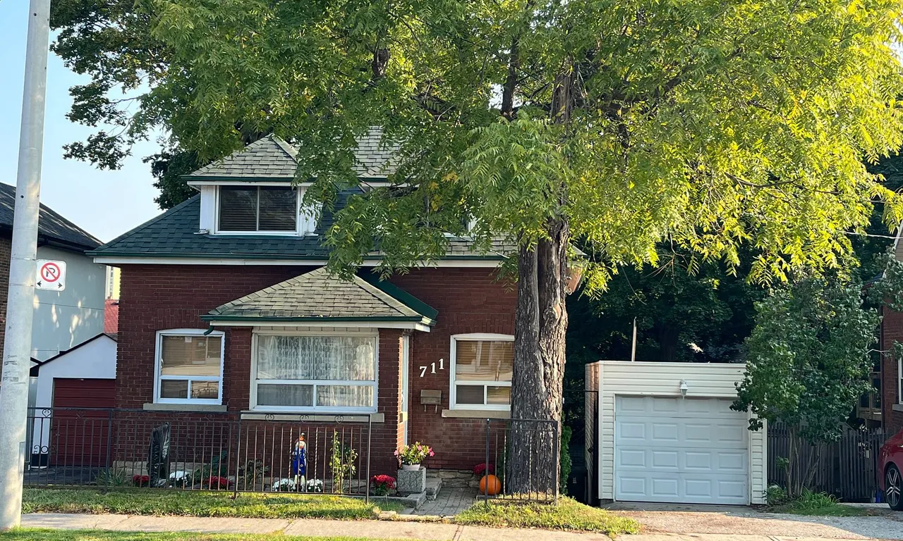 711 Scarlett Rd, Toronto, ON M9P 2T6